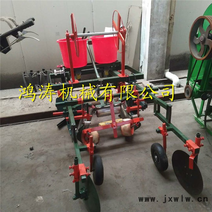起壟覆膜一體機(jī) 四輪帶起壟覆膜一體機(jī) 覆膜機(jī)視頻