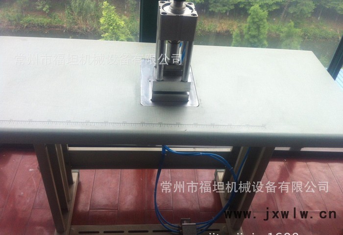 無(wú)紡布?xì)鈩?dòng)打孔機(jī)